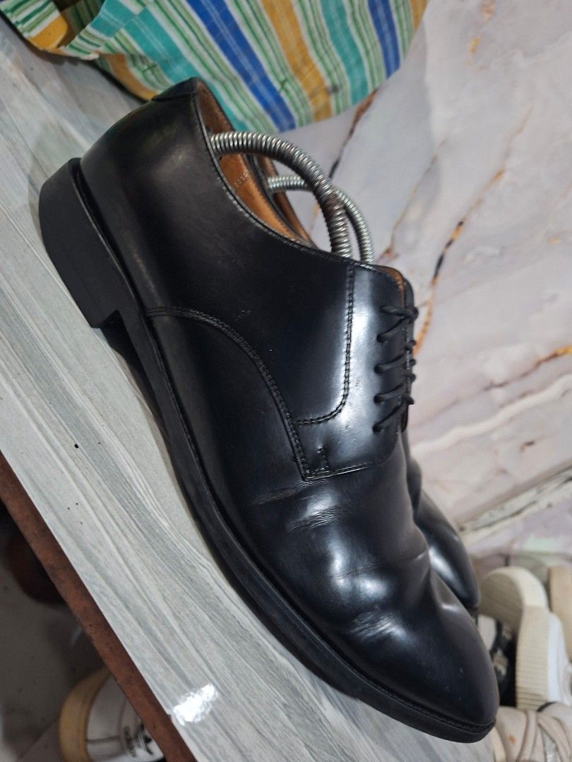 REGAL LEATHER SHOES SIZE 9 MEN (Category: Dress Shoes) located in General Mariano Alvarez. Submitted by adonid (Listing ID 1467439235, Image 1). Description: GOOD CONDITION ORIGINAL REGAL LEATHER SHOES NORMAL SIGN OF USAGE MINIMAL HEELDRAG ONLY.