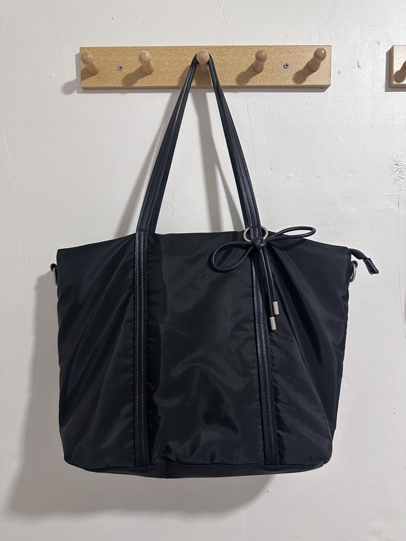 RELISTING! BLACK STRADIVARIUS NYLON TOTEBAG (Category: Tote Bags) located in Iloilo. Submitted by shopwithshayne (Listing ID 1467366521, Image 1). Description: Relisting this item. Nangghost si bidder after reserving this for more than 2 weeks 🫠 Bought this in Stradivarius, Greece store. Sturdy, high quality large nylon water resistant puffer tote like with long leather straps. Lightweight and very spacious but minimalist chic design perfect for