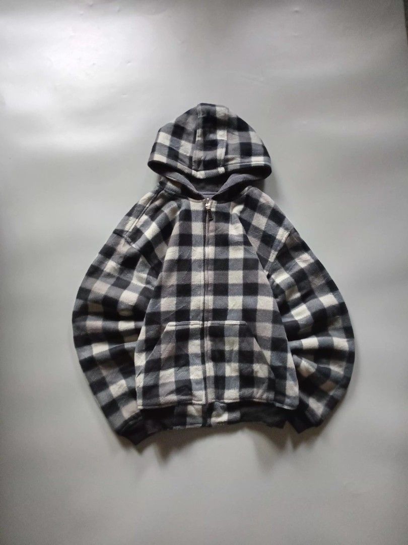 reversible flannel grey hoodie (Category: Hoodies) located in San Isidro. Submitted by lagloots (Listing ID 1467377071, Image 1). Description: reversible flannel hoodie makapal tela semi heavy fits medium 📌model's reference: 5'7, 45kg DIMES (IN INCHES) LENGTH: 25 / WIDTH: 21 CONDITION: 9/10 [] COLOR RATE: 9/10 ISSUE: lints on grey side.