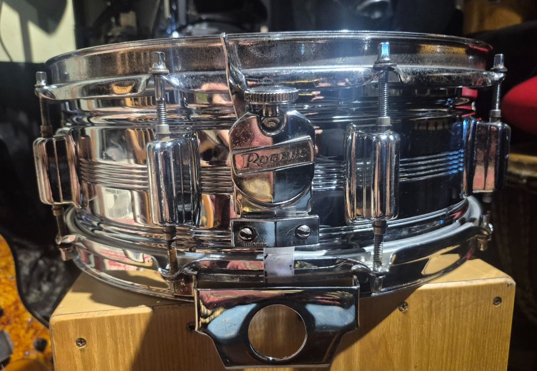 ROGERS "BIG R" SUPER TEN 14"x EEL SHELL SNARE DRUM (Category: Musical Instruments) located in Caloocan City. Submitted by rootdownmanila (Listing ID 1467370015, Image 2). Description: This Rogers "Big R" Super Ten snare drum from the 1970s features a 14" x 5" chrome-over-steel shell, delivering bright, cutting tone with excellent clarity and projection. Part of the iconic Super Ten series, it includes dual badges and weighs approximately 10kg, re