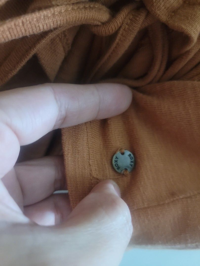 Roxy Top (Category: Blouses) located in Los Banos. Submitted by lopecruz (Listing ID 1467484097, Image 2). Description: armpit : 19" length : 17" like new, no flaws S-M.