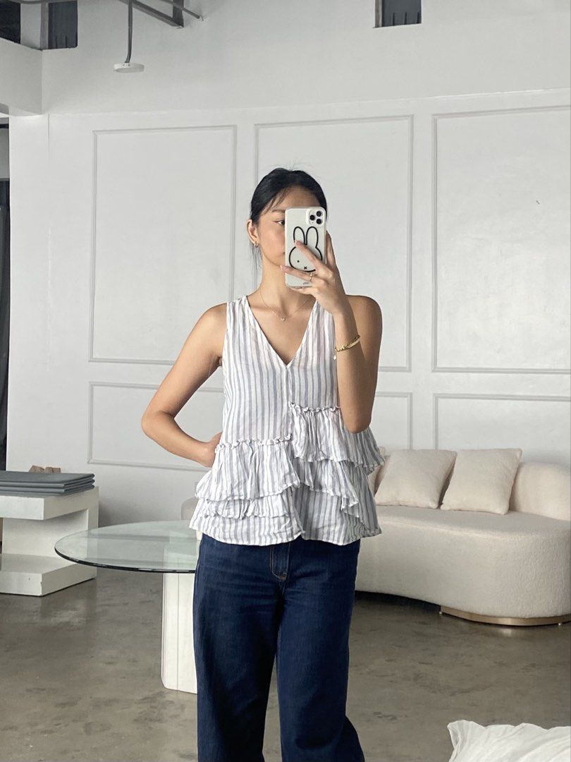 Zara Ruffle Sleeveless Top (Category: Sleeveless) located in Mandaluyong City. Submitted by potatohead_72 (Listing ID 1467485090, Image 1). Description: letting go of one of my fave tops, had this for so long but barely use it. i just love the looks of it! a bit see-through, so you’ll need to wear a good inner i really love this one, but it’s time for it to have a new owner :) i personally love pairing it with dark denim!.