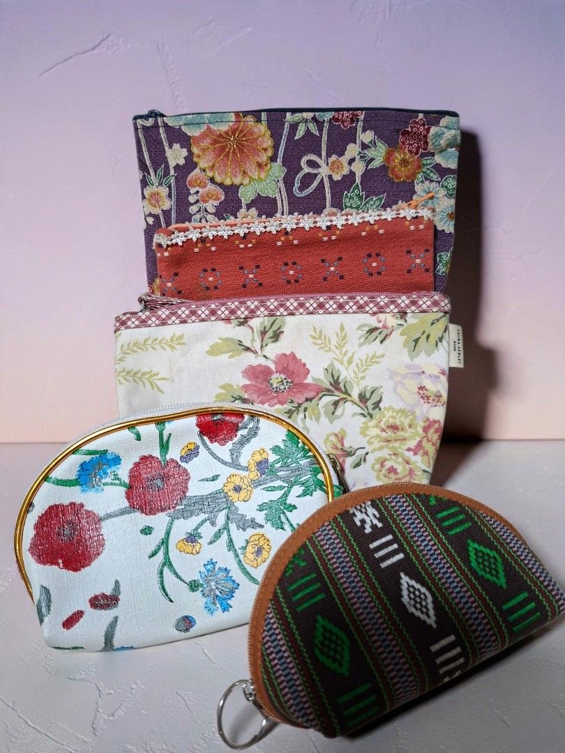 SAGAD BUNDLE SALE!! Bundle POUCHES AT 250 ONLY!! (Category: Purses & Pouches) located in Las Pinas. Submitted by annachiaonair2037 (Listing ID 1467372897, Image 2). Description: 250 PER BUNDLE NO MORE TAWAD SAGAD SALE NA YAN!! ALL FROM JAPAN MAY BRANDED: JIM THOMPSON HARRODS MAX FACTOR NICE CLASP SNOOPY/PEANUTS SHISHEIDO ASCOT Disclaimer: I am not affiliated with, associated with, or authorized by any of the brands featured posted. Any mention of