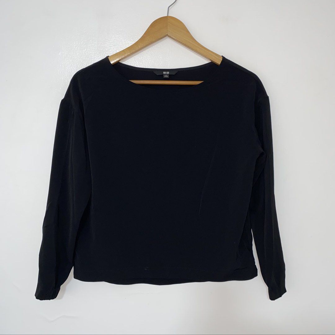 SALE‼️UNIQLO drape top (Category: Blouses) located in San Jose del Monte. Submitted by mamiracky (Listing ID 1467471507, Image 2). Description: Last price posted In good condition No flaws No when worn .