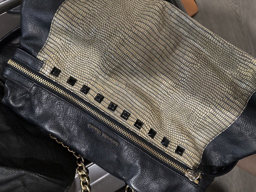 Samantha Thavasa (Category: Shoulder Bags) located in Paranaque City. Submitted by celinegab (Listing ID 1467499408, Image 3). Description: .