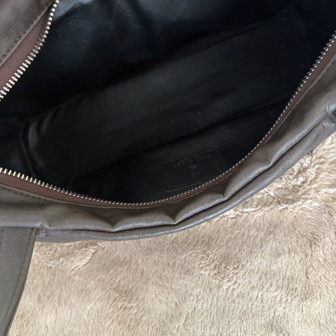Samo Ondoh Pocket Utility Bag M (Category: Shoulder Bags) located in San Juan City. Submitted by _ands_ (Listing ID 1467465074, Image 3). Description: - Color: Brushed Chocolate - May have minimal signs of use (none that I can see, but please manage your expectations) - Storage bag included ❗️Flaw: strap keeper in the front got lost 🥲 (see last photo).