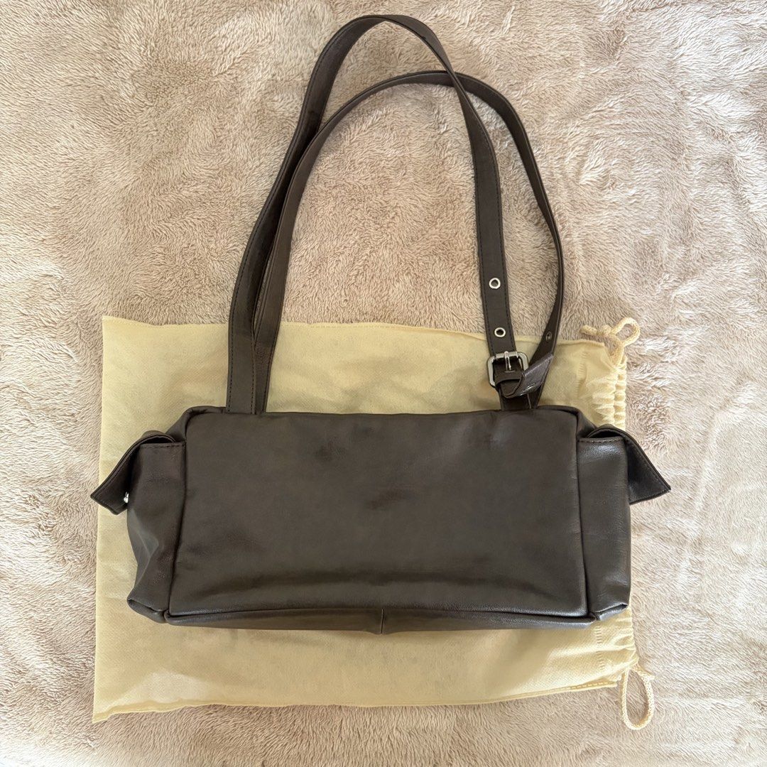 Samo Ondoh Pocket Utility Bag M (Category: Shoulder Bags) located in San Juan City. Submitted by _ands_ (Listing ID 1467465074, Image 2). Description: - Color: Brushed Chocolate - May have minimal signs of use (none that I can see, but please manage your expectations) - Storage bag included ❗️Flaw: strap keeper in the front got lost 🥲 (see last photo).