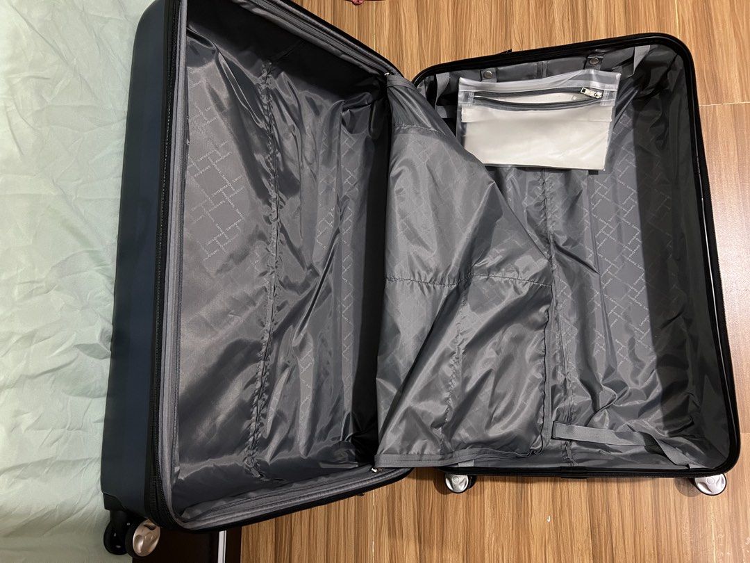 Samsonite Beck Ltd 28 Spinner Matte Navy (Category: Luggage) located in Manila. Submitted by dexter2205 (Listing ID 1467526692, Image 2). Description: - Brand: Samsonite Beck Ltd (28-inch spinner suitcase) - Color: Navy matte finish with stylish grey patterned interior lining - Mobility: 360-degree dual wheels and functional handles - Storage: Expansion zipper, removable wetpak, multiple zippered compartments, and compression straps - Condition: 