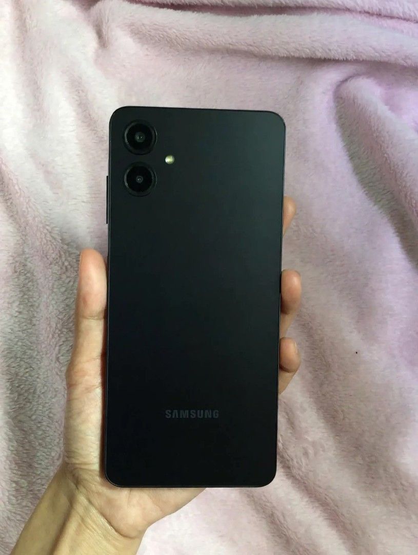 Samsung A06 (Category: Samsung) located in Manila. Submitted by matchaesthic (Listing ID 1467562805, Image 2). Description: Samsung A06 128 GB Clear both back and front cam with privacy screen protector, case, and charger Used 1 and 1/2 month rfs: I want to upgrade to a highest unit.
