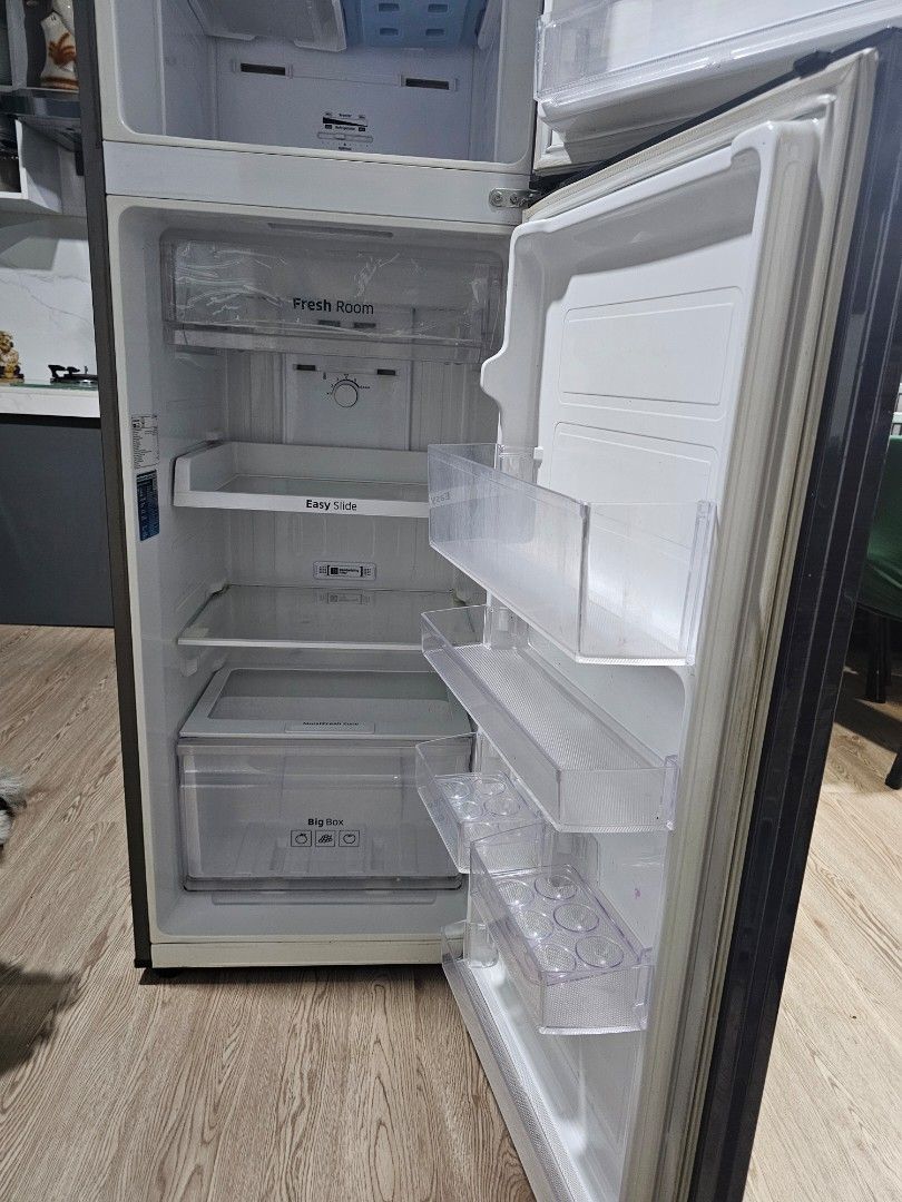Samsung Double Door Refrigerator (Category: Refrigerators and Freezers) located in Caloocan City. Submitted by quickforest.014aad (Listing ID 1467371646, Image 2). Description: - Brand: Samsung Double Door Fridge - Finish: Dark brushed metal - Technology: Digital Inverter (quiet & energy-efficient) - Interior: Glass shelves, crisper drawer, and door bins - Freezer: Includes ice maker trays - Condition: Clean inside, excellent working condition - 