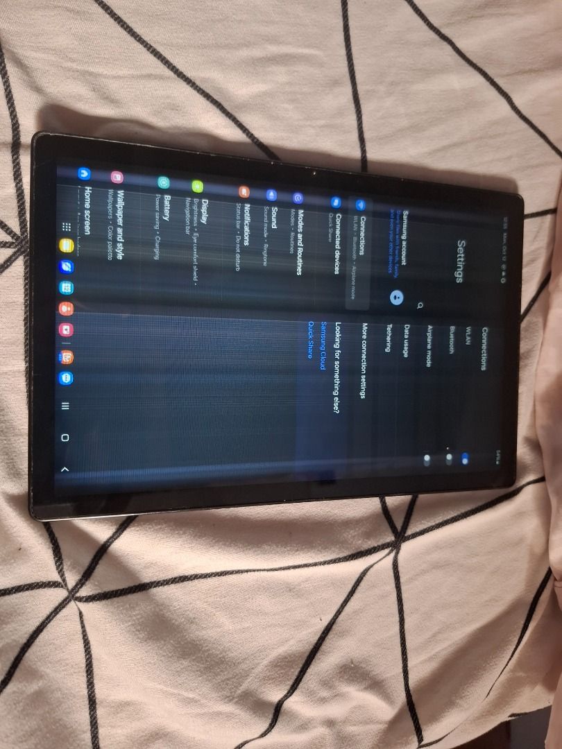 Samsung sm-x200 (Category: Android) located in Caloocan City. Submitted by jatrix (Listing ID 1467407260, Image 1). Description: Makinis pa po yan, issue lcd naipit. Kayo na lang magpapalit. Selling as is..