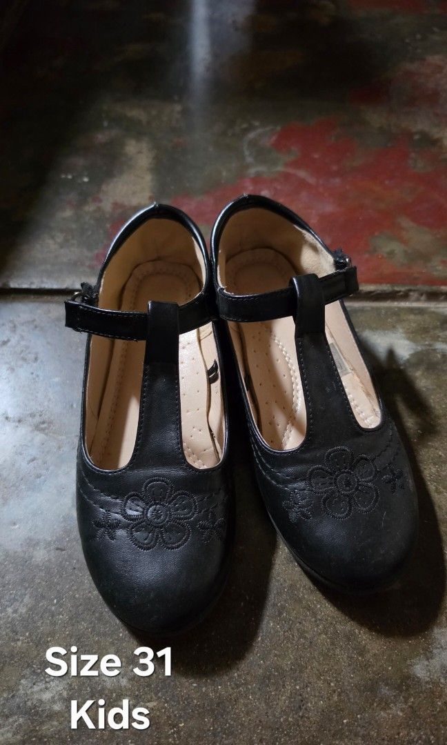School shoes girl (Category: Babies & Kids Fashion) located in Manila. Submitted by ma_aleihs_16 (Listing ID 1467590756, Image 1). Description: .