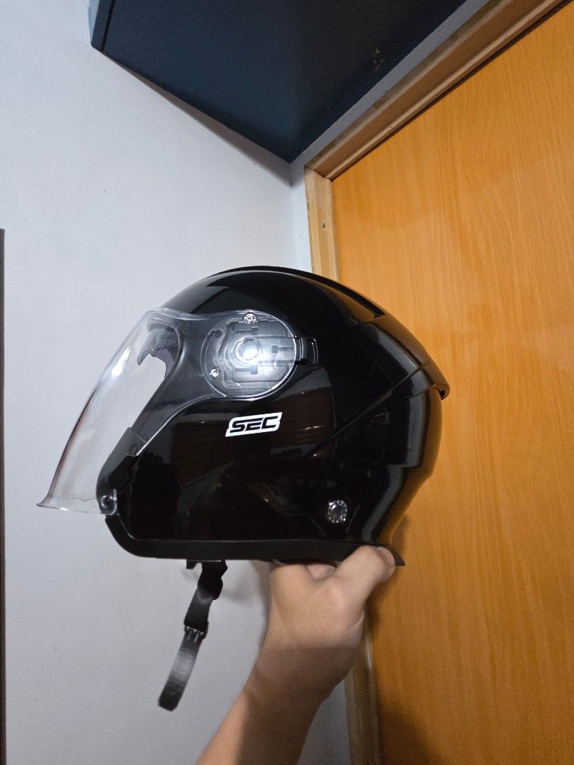 SEC ESSENTIAL Size M-L BLACK (Category: Bicycles) located in Manila. Submitted by roncpapa_ (Listing ID 1467602819, Image 3). Description: SEC Essential gloss black open face helmet. Clear visor attached, tinted visor available. with original box For Large Size padding. (pinalitan upon purchase sa store kasi wala na black na large) Cavite Area.
