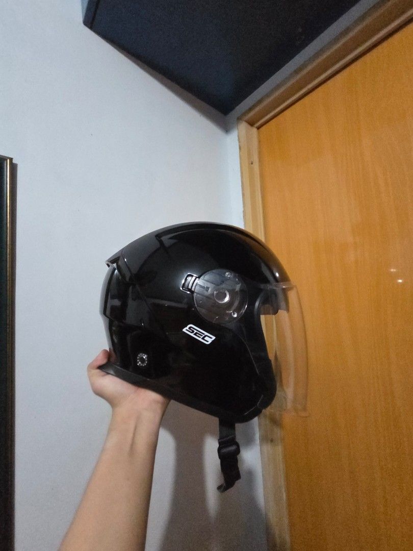SEC ESSENTIAL Size M-L BLACK (Category: Bicycles) located in Manila. Submitted by roncpapa_ (Listing ID 1467602819, Image 1). Description: SEC Essential gloss black open face helmet. Clear visor attached, tinted visor available. with original box For Large Size padding. (pinalitan upon purchase sa store kasi wala na black na large) Cavite Area.