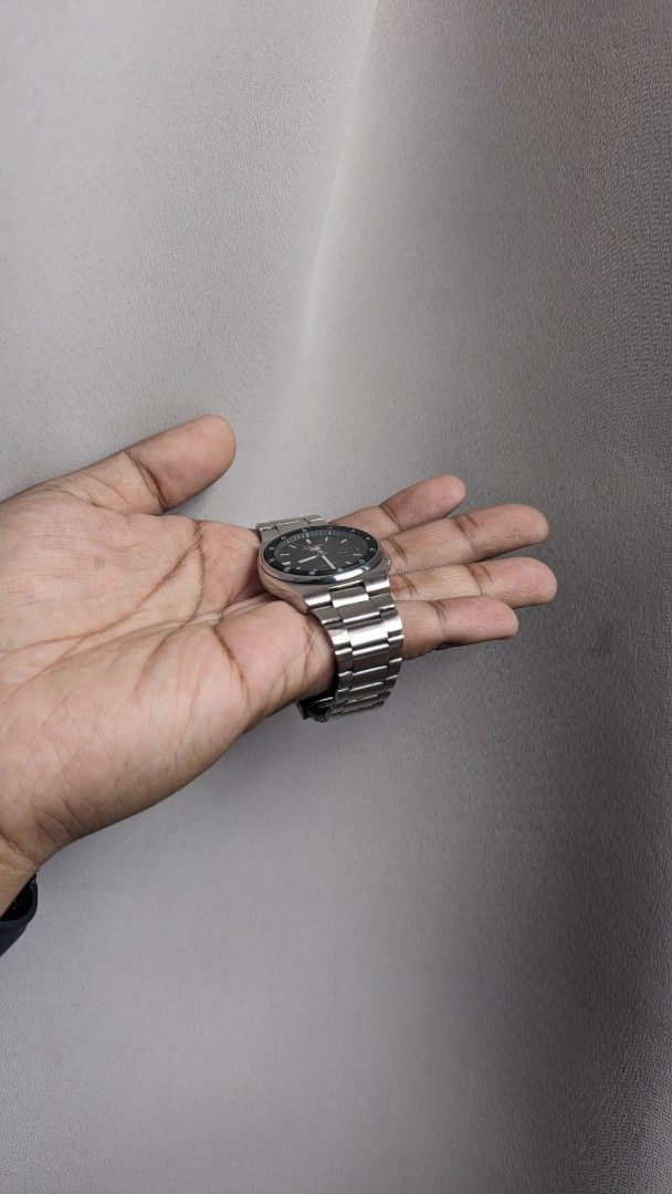 Seiko 5 Automatic Stainless Steel Watch (Category: Men's Watches) located in Caloocan City. Submitted by bimgol (Listing ID 1467483044, Image 2). Description: - Brand: Seiko 5 Automatic Watch - Dial: Classic black with day and date display at 3 o'clock - Markers: Outer track featuring 24-hour markers - Movement: Automatic (no battery required) - Bracelet/Case: Brushed silver stainless steel with minor signs of wear - Condition: Good, working perf