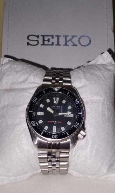 Seiko Divers Watch Midsize (Category: Men's Watches) located in Caloocan City. Submitted by liveeagle-33cf (Listing ID 1464519459, Image 2). Description: Vintage Seiko 4205-015b Midsize Automatic Diver (April 1988) – Up for sale, manufactured in April 1988 (Serial No. 840523).This is the highly sought-after 38mm midsize case, making it the perfect vintage diver for smaller wrists or anyone who prefers classic look. Accurate time,makinis, gagamiti