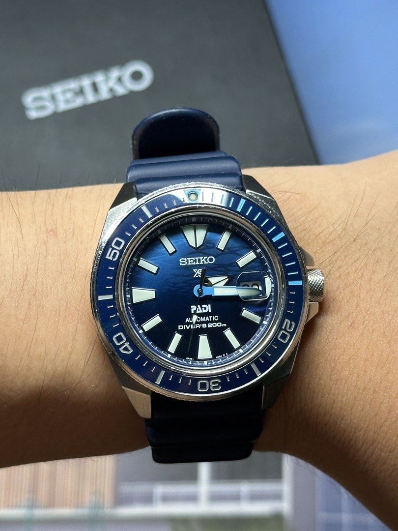 Seiko Prospex PADI SRPJ93K1 – King Samurai (Category: Men's Watches) located in Pasig City. Submitted by grand.seikolover (Listing ID 1467573349, Image 2). Description: Seiko Prospex PADI SRPJ93K1 – King Samurai 💰 ₱21,000 negotiable * Automatic movement: Seiko 4R35 * Blue wave-pattern dial and blue bezel * Sapphire crystal with magnifier * 200m water-resistance rating * Blue silicone strap Inclusions: Seiko box, warranty card, instruction bookle
