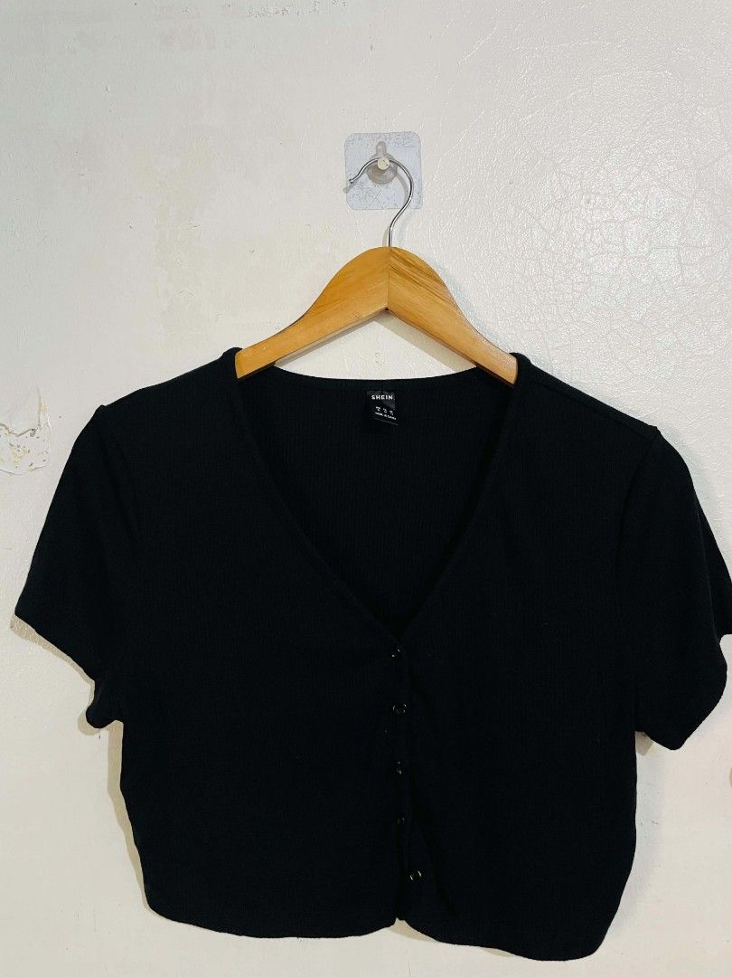 Shein Ribbed V-Neck Button Crop Top (Category: Sleeveless) located in San Mateo. Submitted by safeearth21 (Listing ID 1467589197, Image 1). Description: - Brand: SHEIN - Color: Black - Size: XL / EU 44 / US 12 - Material: Soft stretch knit fabric - Details: V-neckline with functional front buttons, short sleeves - Fit: Crop top, great for pairing with high-waisted jeans or skirts.
