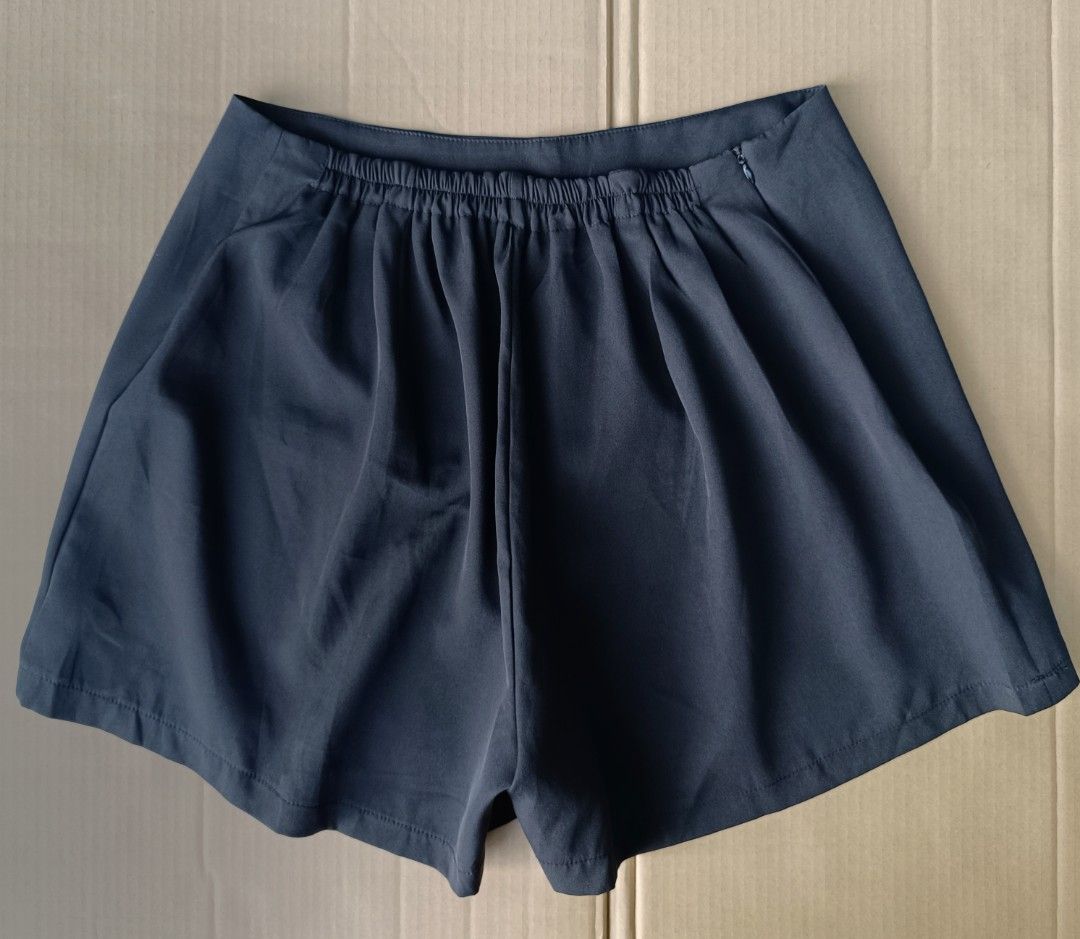 SHEIN Womens Black Skorts (Category: Shorts) located in Bacoor. Submitted by nineties_kid (Listing ID 1467484083, Image 2). Description: >====> SHEIN Womens Black Skorts Size: XL Waist size: 30 inches Short length: 16 inches _________________________ -Modes Of Delivery: J&T/Lalamove/ LBC (Cash on Pick-up/COD) -Meet-up (Bacoor Cavite Area/Mandaluyong-Shaw,Hulo,Makati Ave) -Modes Of Payment: GCASH NO LAST MINUTE CANCELLATION AND JOY RESERVER WILL B