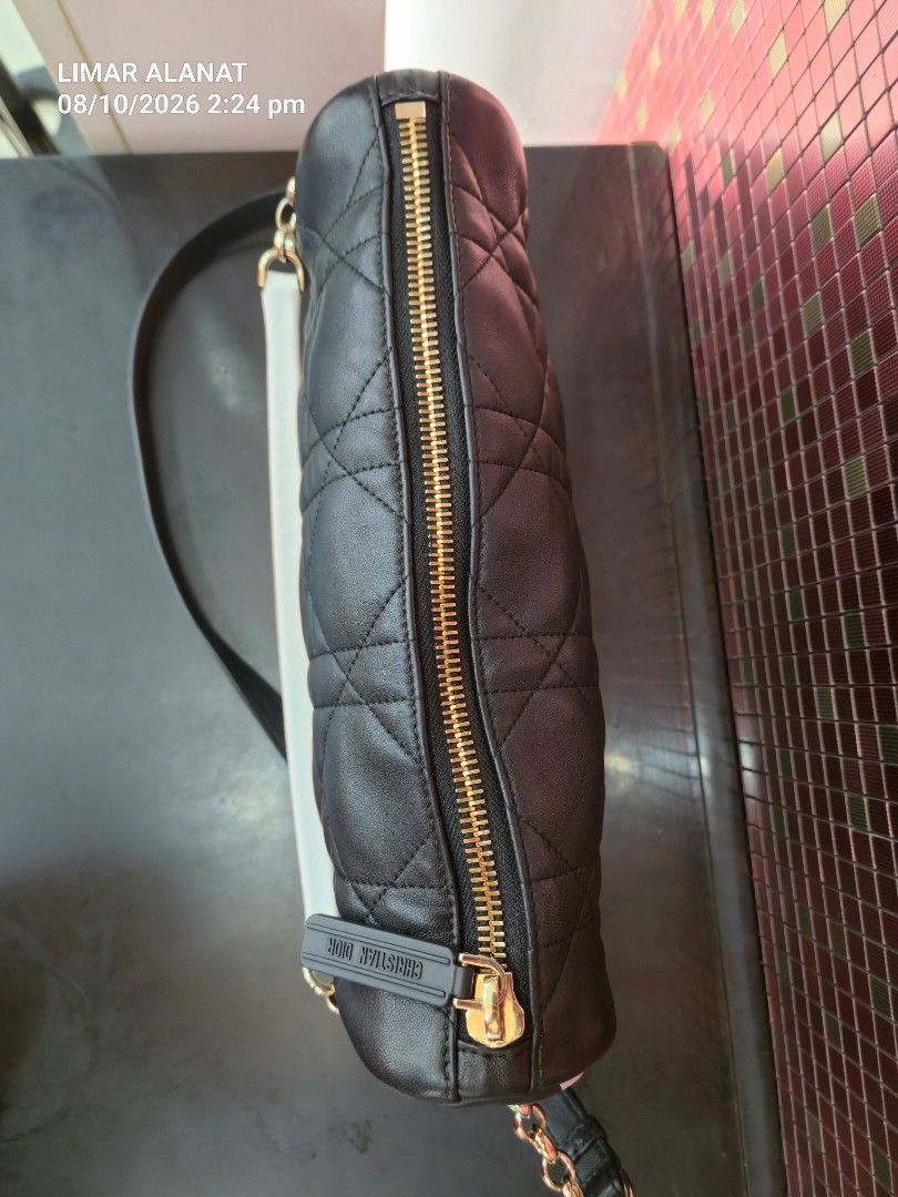 Shoulder Bag with complete tags pure leather (Category: Shoulder Bags) located in Manila. Submitted by pr3l0v3it3ms (Listing ID 1467435875, Image 3). Description: Hand and sling bag, pure soft leather,issue CD logo on strap already missing,sign of use, negotiable ,just message me for your offer price.