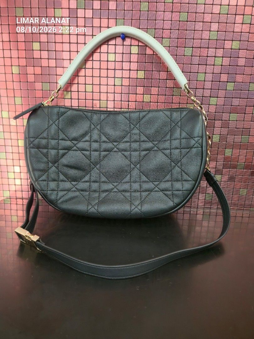 Shoulder Bag with complete tags pure leather (Category: Shoulder Bags) located in Manila. Submitted by pr3l0v3it3ms (Listing ID 1467435875, Image 1). Description: Hand and sling bag, pure soft leather,issue CD logo on strap already missing,sign of use, negotiable ,just message me for your offer price.