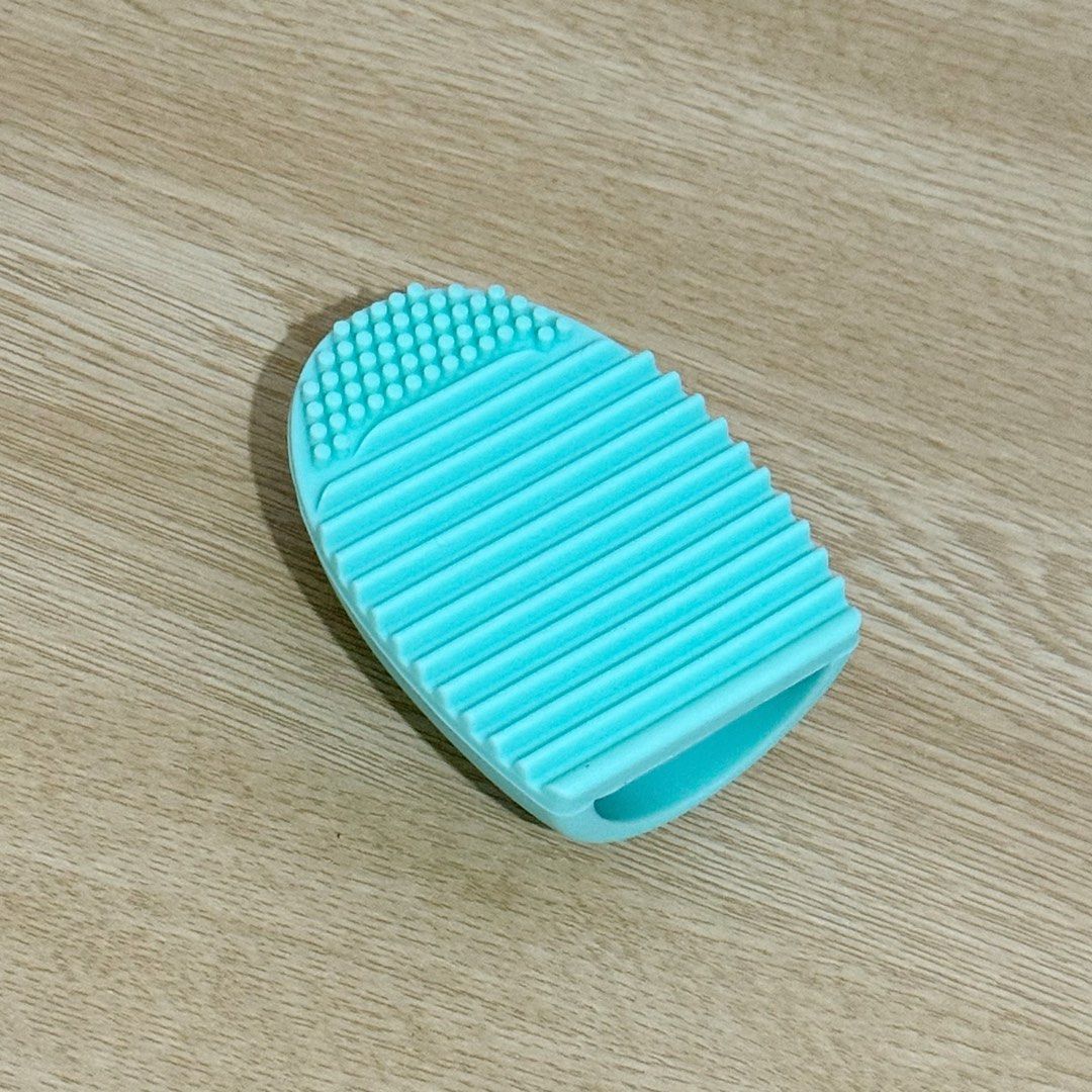 Sigmaster Brush Egg Makeup Brush Cleaner (Category: Makeup) located in Marikina City. Submitted by lovegoeson (Listing ID 1467420160, Image 2). Description: - Color: Teal - Material: Flexible silicone - Design: Fits securely over fingers for easy handling - Texture: Ridged side and dotted top for deep cleaning - Benefit: Extends the lifespan of your makeup brushes.