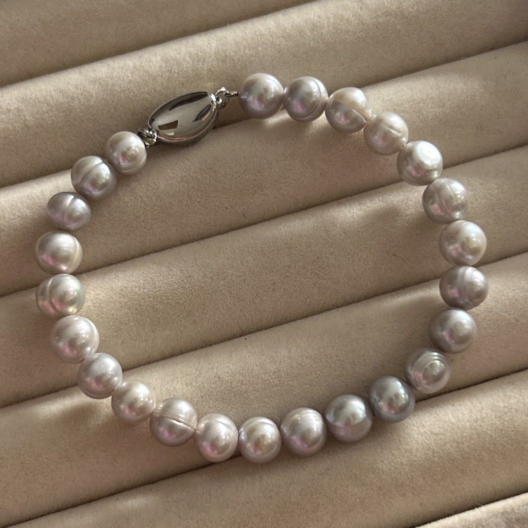 Silver color pearl bracelet (Category: Bracelets) located in Lipa City. Submitted by avenueusco_ph (Listing ID 1467408691, Image 2). Description: Silver color pearl bracelet with bluish and grayish overstone 🩶✨ Perfect luster ✨🩶 7.1 mm 8” long Only 1 .