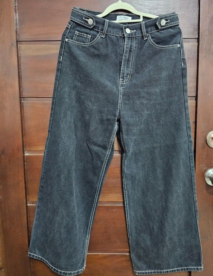 Sixty eight mom jeans (Category: Jeans) located in Aliaga. Submitted by kmapparel (Listing ID 1467583148, Image 1). Description: Size 30-31.