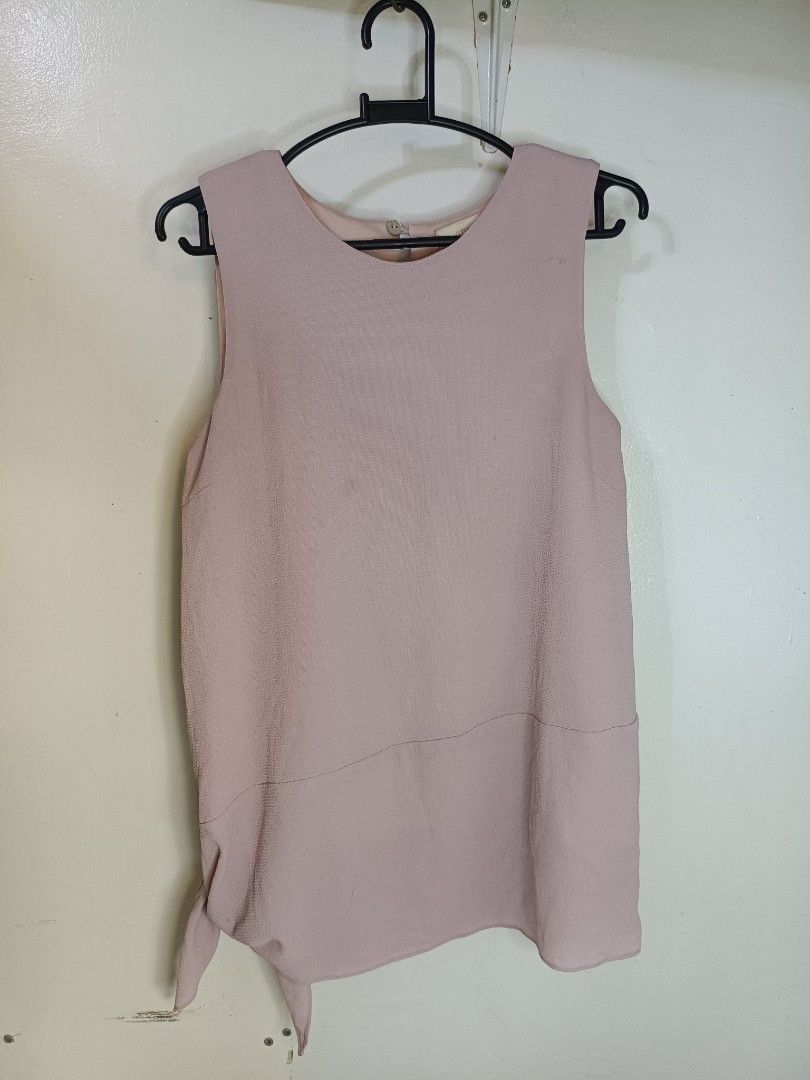 Sleeveless Blouse with Side Tie Detail (Category: Sleeveless) located in Santa Maria. Submitted by abclosetph (Listing ID 1467423140, Image 1). Description: medida size! bust: 32-34 length: 25.5 - issue is stated - color may vary due to lighting. - manage your expectations, these are preloved items..