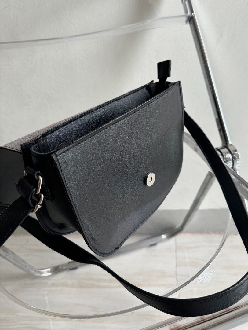 Leather Sling Bag (Category: Sling Bags) located in Mandaluyong City. Submitted by rxstudio (Listing ID 1467449390, Image 3). Description: Leather Bag | Sling Bag (unisex) Good condition Adjustable strap With Zipper Minimalist design ₱600 + SF Pick-up/Meet-up: Mandaluyong, Highway Hills (recommended for safety and to avoid scams) Delivery: Available via Lalamove (shipping fee to be shouldered by the buyer).
