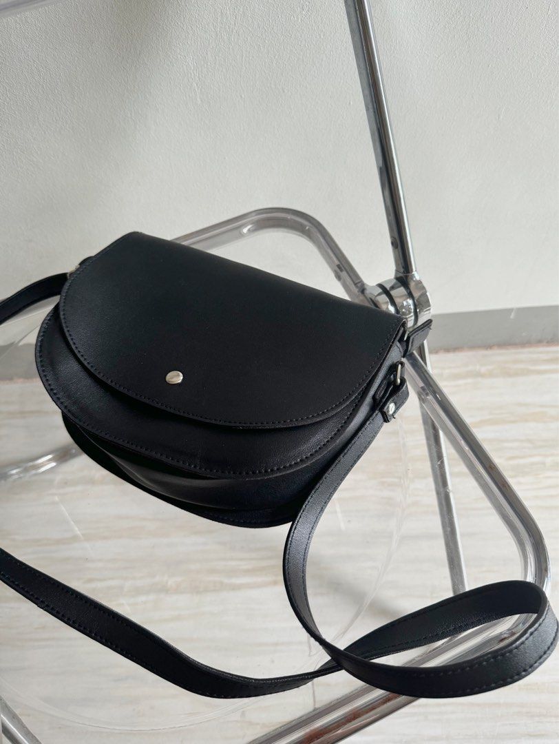 Leather Sling Bag (Category: Sling Bags) located in Mandaluyong City. Submitted by rxstudio (Listing ID 1467449390, Image 1). Description: Leather Bag | Sling Bag (unisex) Good condition Adjustable strap With Zipper Minimalist design ₱600 + SF Pick-up/Meet-up: Mandaluyong, Highway Hills (recommended for safety and to avoid scams) Delivery: Available via Lalamove (shipping fee to be shouldered by the buyer).