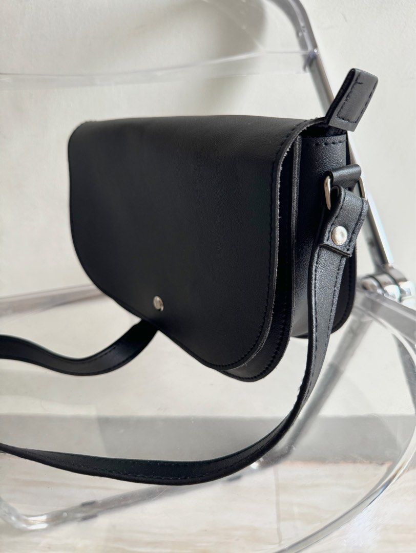 Leather Sling Bag (Category: Sling Bags) located in Mandaluyong City. Submitted by rxstudio (Listing ID 1467449390, Image 2). Description: Leather Bag | Sling Bag (unisex) Good condition Adjustable strap With Zipper Minimalist design ₱600 + SF Pick-up/Meet-up: Mandaluyong, Highway Hills (recommended for safety and to avoid scams) Delivery: Available via Lalamove (shipping fee to be shouldered by the buyer).