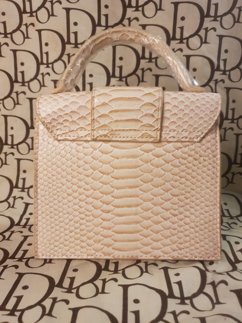 Snakeskin slingbag (Category: Purses & Pouches) located in San Fernando. Submitted by retro.district. (Listing ID 1467525055, Image 3). Description: Decluttering bags RFS: MOM NEEDS TO FREE UP SOME SPACE IN HER CLOSET - Snakeskin sling bag - Condition: Excellent (Rank S) - no issue - Color Rate: 10/10.