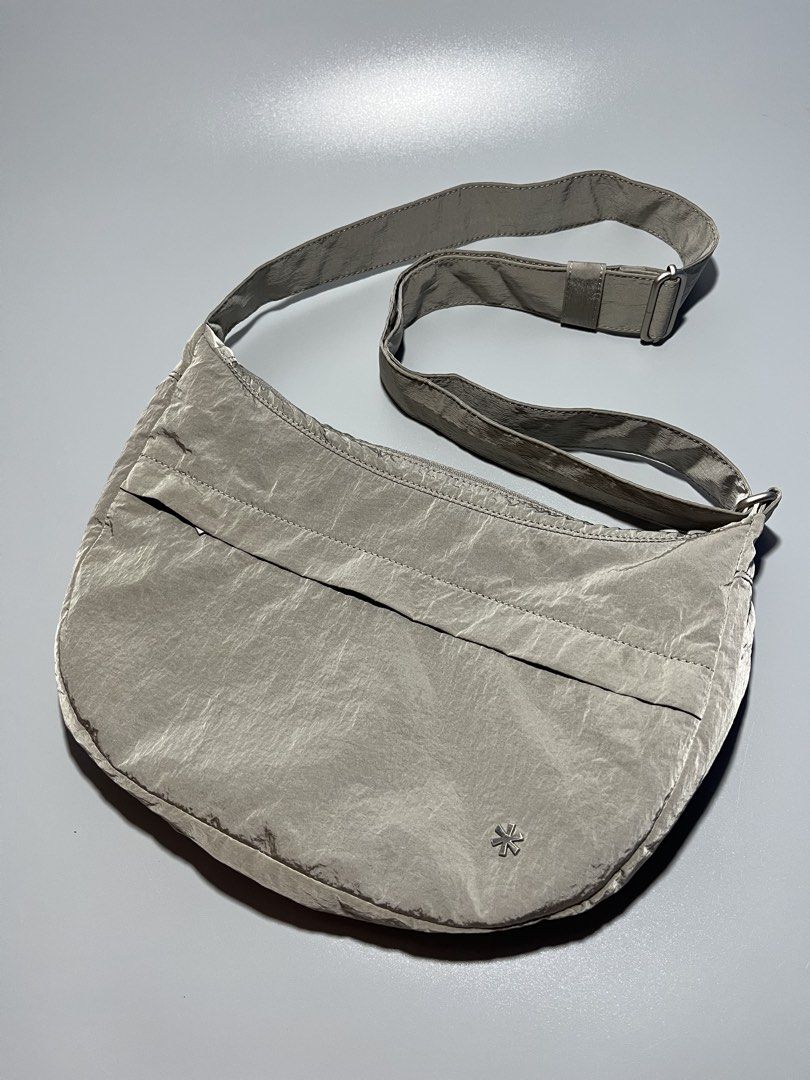 Snow Peak Apparel Bright Shoulder Bag (Category: Sling Bags) located in Caloocan City. Submitted by jvn_23 (Listing ID 1467481011, Image 3). Description: Snow Peak Apparel Bright Shoulder Bag (Waterproof) Authentic/Legit💯 Excellent Condition 📍 No issue❗️ Color rate: 10/10📍 Dimes: 11” Length 8” Width Color may vary due to lighting. .