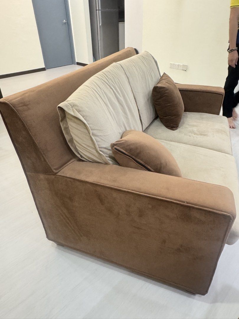 sofa (Category: Sofas) located in Seri Kembangan. Submitted by dodochew (Listing ID 1467404572, Image 3). Description: .