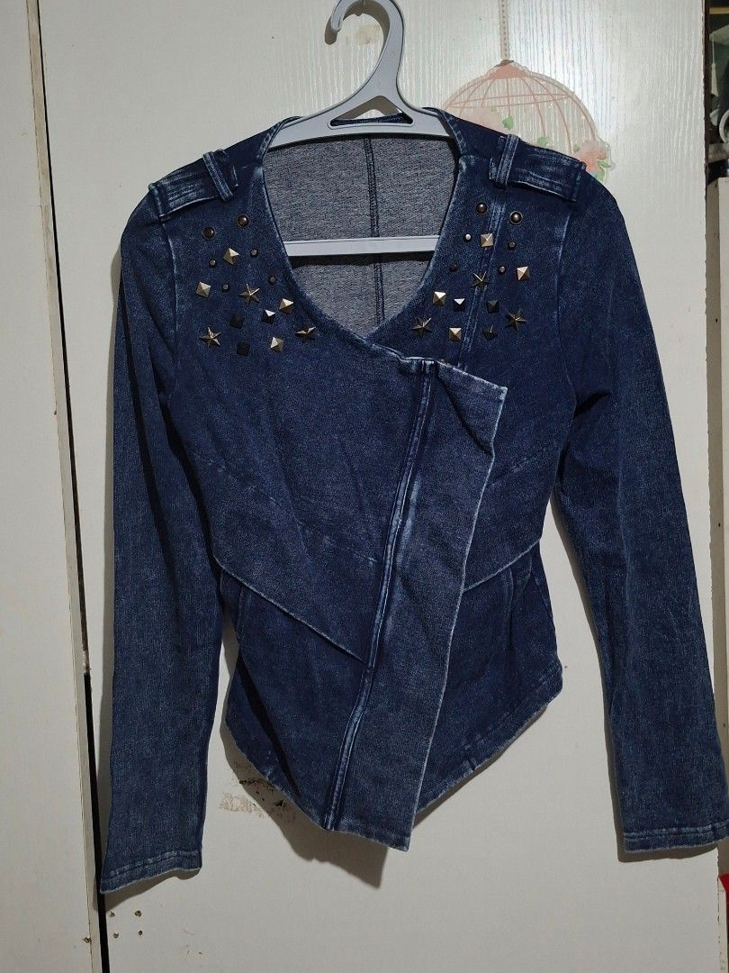 SOFT DENIM LONGSLEEVE BLOUSE XS - SMALL (Category: Longsleeves) located in Paranaque City. Submitted by iloveem (Listing ID 1467570322, Image 1). Description: Soafer rare and nice ng fit! Baddie ka dito up to small only keri med pero masikip onti.