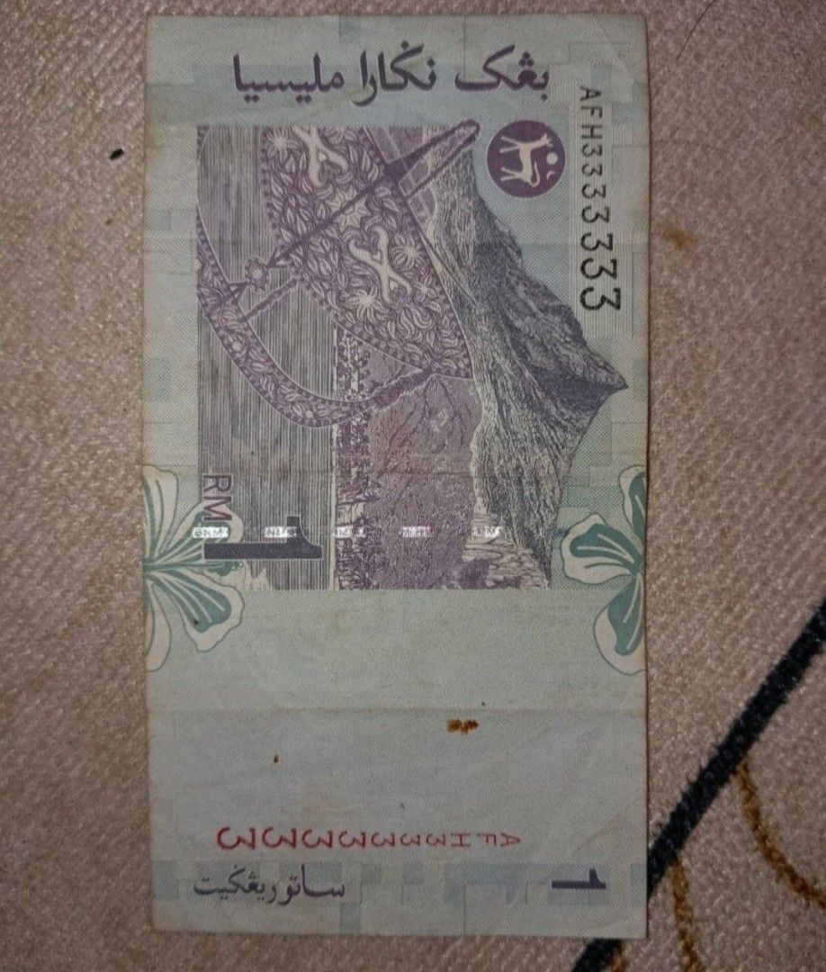 Solid 3 RM3 bank notes (Category: Currency) located in Kuala Lumpur. Submitted by spider_man_2 (Listing ID 1467535527, Image 1). Description: condition not good at all.