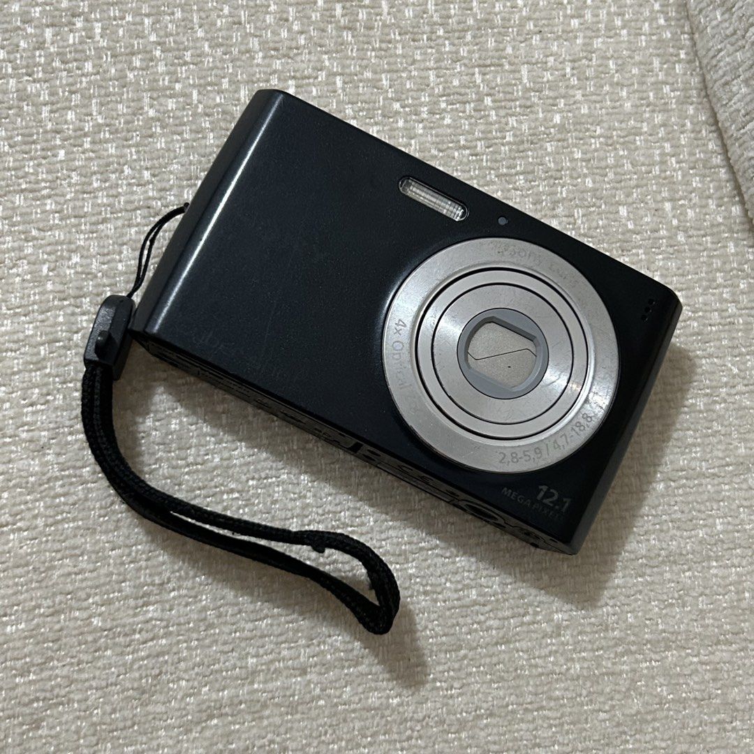 Sony Cybershot (Category: Cameras) located in Quezon City. Submitted by luxurybyluci (Listing ID 1467587012, Image 2). Description: Sony Cybershot - Sample pics provided No flaws With charger No SD Card Working all buttons personal owned.