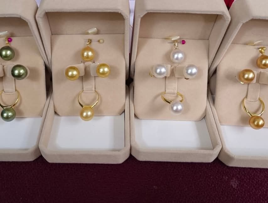 Southsea pearl Set (Category: Necklaces) located in Malabon City. Submitted by aishahgirlshop (Listing ID 1467439055, Image 1). Description: 💯 Authentic Southsea pearl 9-11mm per set available color white pistachio champagne Golden round pearl quality lusterious natural fishbite micron plated setting non tarnish and Hypo-allergenic with Authenticity card and velvet box Gcash payment only best offer 25k happy shopping @Aishahgirlshop.