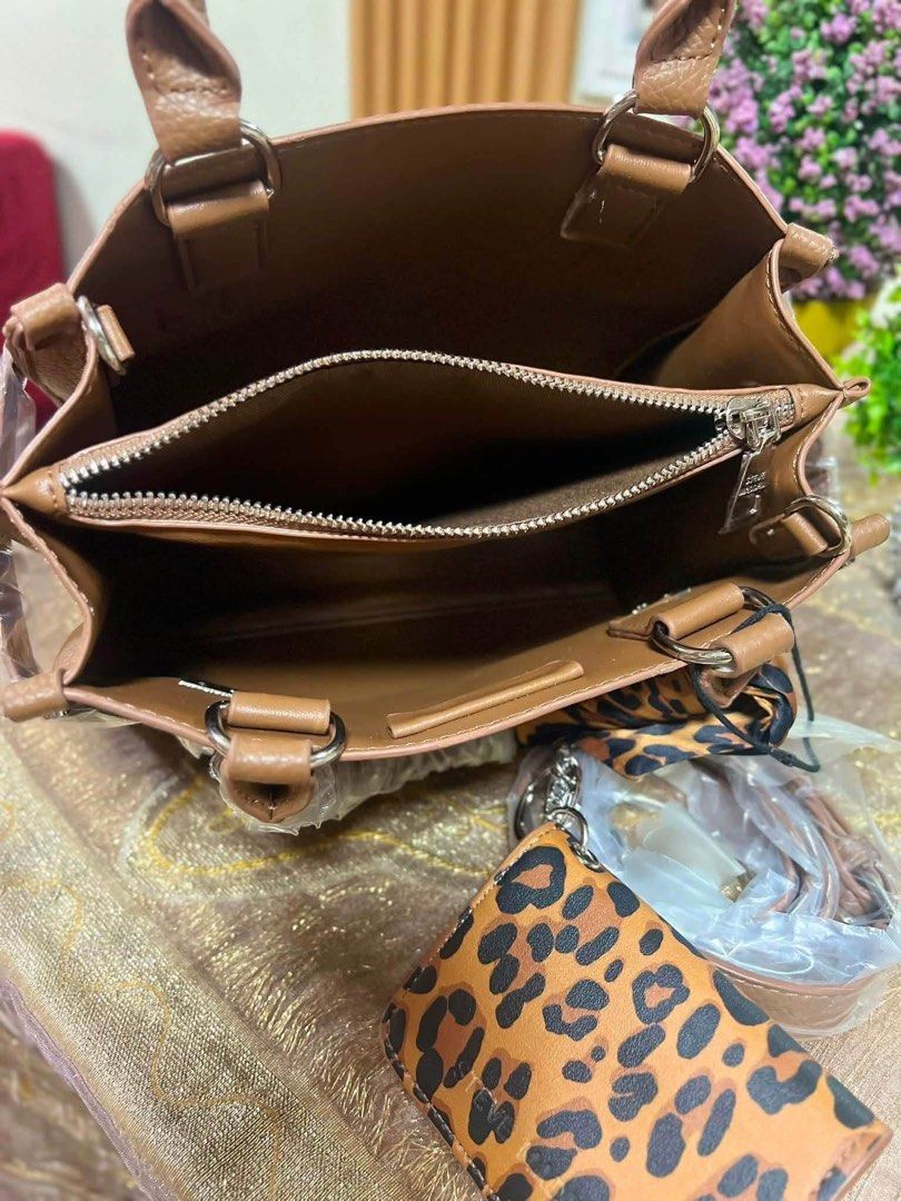 STEVE MADDEN BZELDA SCARF SATCHEL (Category: Cross-body Bags) located in Lapu Lapu. Submitted by glamorouslybeautiful8.0 (Listing ID 1467527469, Image 3). Description: ☘️👜♥️S T E V E • M A D D E N Bzelda Scarf Satchel crossbody with purse unused whooaahhh sassy, spacious and gorgeous piece‼️ Small (fits long wallet, cp, kikay kit..) 3 compartments silver tone hardwares detachable sling strap flaws: very minimal rubs on rubber sealant as shown ye