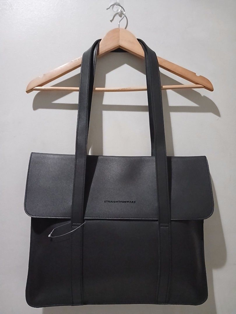 Straightforward DVL Black Tote Bag (Category: Tote Bags) located in Pasig City. Submitted by carmelaelizalde (Listing ID 1467479261, Image 1). Description: Christmas gift / Office bag / School bag - Brand new - Design: Front flap closure with brand logo - Measurements: Approx. 15.5 inches across x 14 inches down RFS: impulse buy ^^ This is much cheaper because the tag was removed. But still Brandnew. I have another one in brown color. The last ph