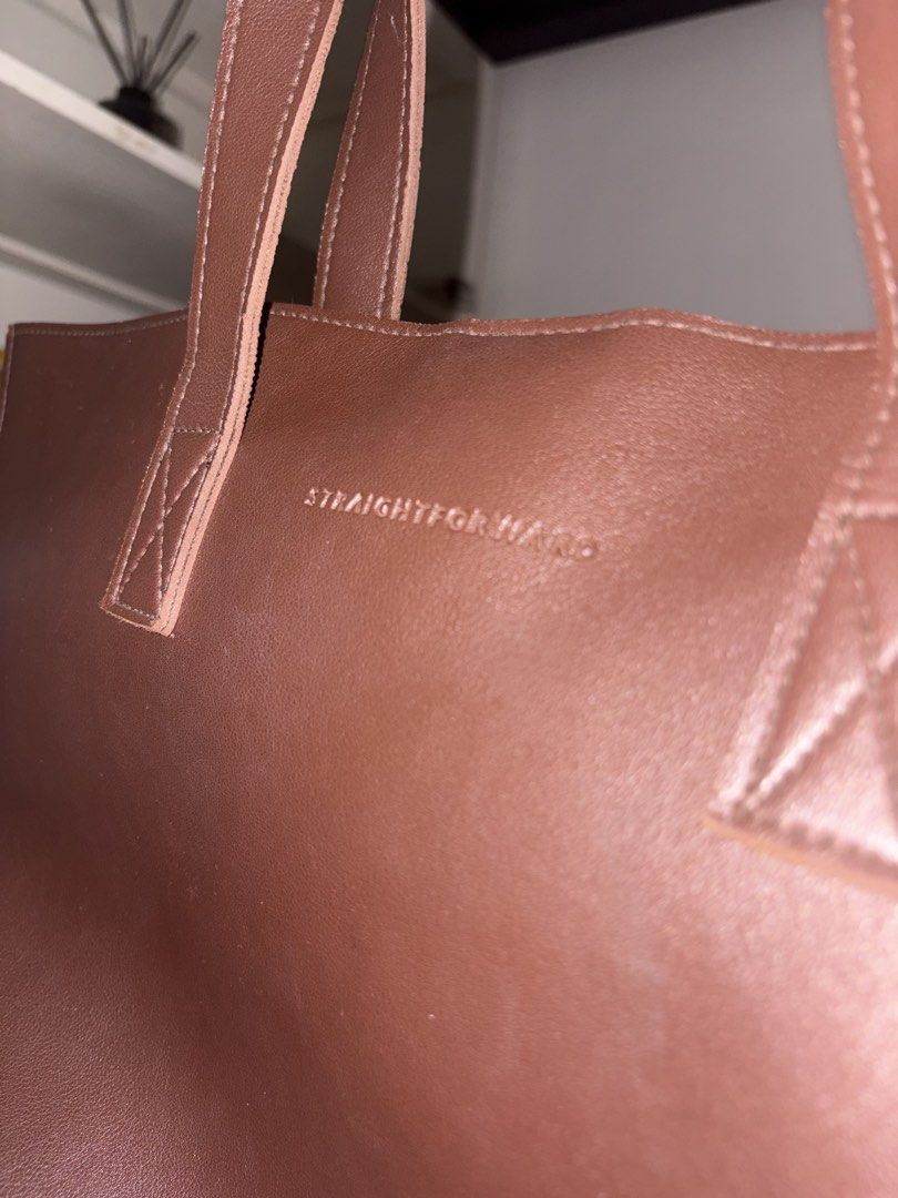 Straightforward Shoulder Bag (Category: Shoulder Bags) located in Manila. Submitted by iyadeclutters (Listing ID 1467465412, Image 1). Description: Original Price: 999 No issues, no damage! RFS: Marami na akong bag.
