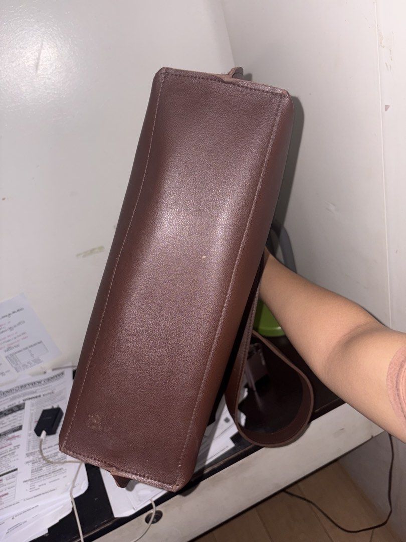 Straightforward Shoulder Bag (Category: Shoulder Bags) located in Manila. Submitted by iyadeclutters (Listing ID 1467465412, Image 3). Description: Original Price: 999 No issues, no damage! RFS: Marami na akong bag.