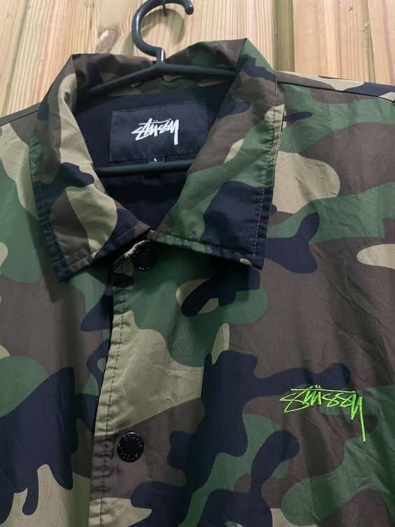 Stüssy Camo Cruize Coach Jacket (Category: Coats, Jackets and Outerwear) located in Manila. Submitted by kennethgup36225 (Listing ID 1467527407, Image 3). Description: Stüssy Camo Cruize Coach Jacket Size: Large on tag -Dimension lenght: 30 width: 23 Sleeve: 26.5 Color Rate: 9.8/19 Excellent Conditon Issue: Missing Lace Unli vouch & Open for Videocall ☝🏻 CLAIM : 4500+SF 📍Bacoor,Cavite.
