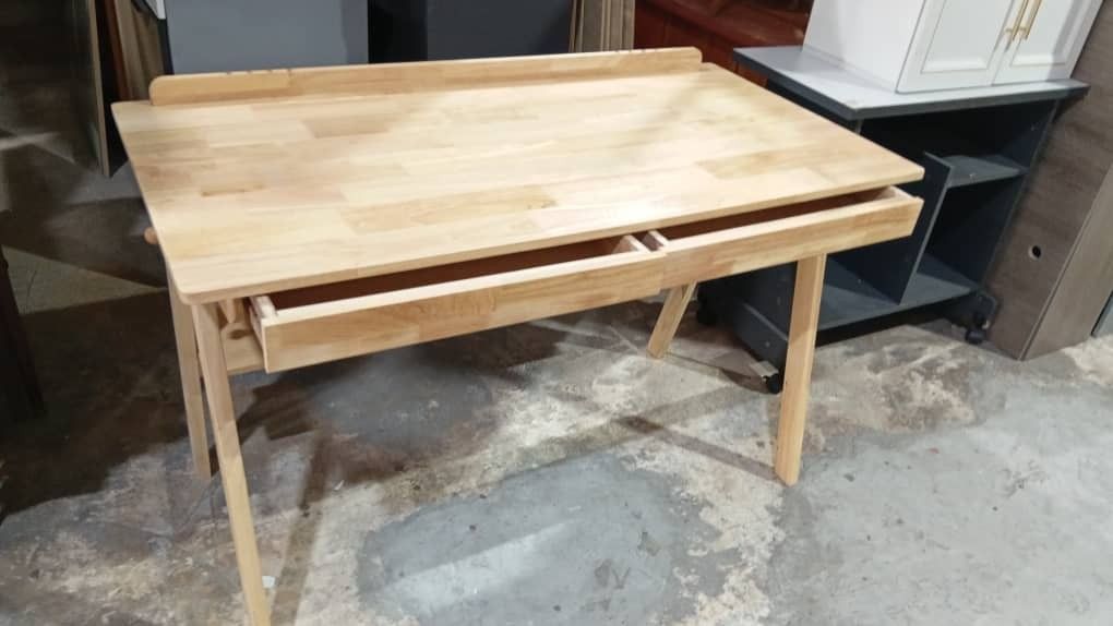 STUDY TABLE (Category: Other Home Furniture) located in Beranang. Submitted by teha_1994 (Listing ID 1467447675, Image 2). Description: 📚 MEJA BELAJAR KAYU 💰 Harga: RM180 120cm x 60cm x 70cm #mejabelajar #mejakayu #mejakerja #studytable #workfromhome #perabotmurah #furniturmalaysia #homeoffice #jualperabot #SRProjectTrading.