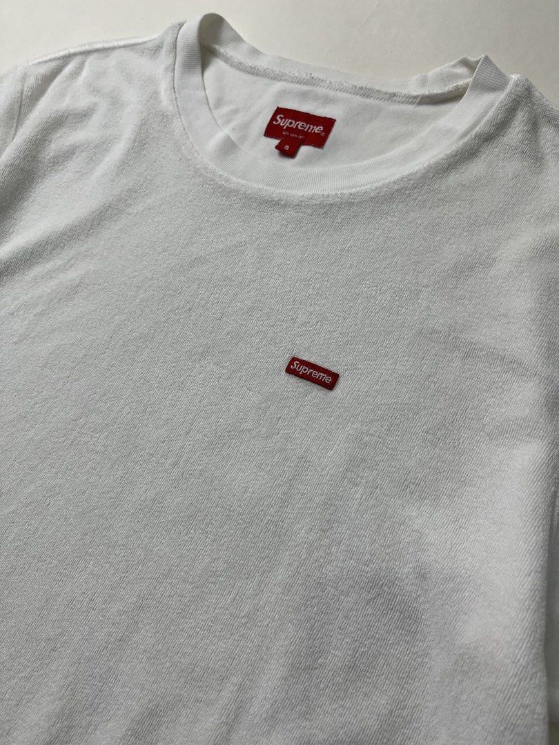 Supreme Tee (Category: Tshirts & Polo Shirts ) located in Makati City. Submitted by ufcknwthbst (Listing ID 1467465382, Image 2). Description: 20 inch width 27 inch length 9.5/10 condition No issue.