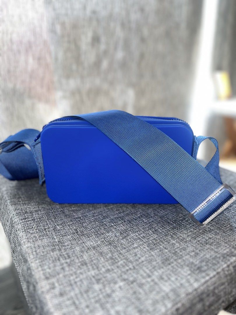SWING SILICONE BAGS (BLUEBERRY) (Category: Cross-body Bags) located in Cavite. Submitted by abadsarah (Listing ID 1467385566, Image 1). Description: Description Meet our NEW Swing Bags Made of durable and 100% food grade silicone material resistant to water and stain. D Squash, fold, or twist it - the Swing Bags will always bounce back to its original shape. Shoulder straps are made of high quality nylon and fastened with clear buckle adjusters f