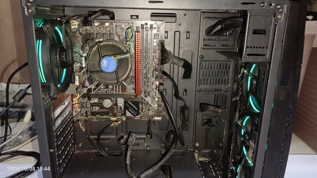 SYSTEM UNIT I7 8TH GEN NO PSU (Category: Desktops) located in Caloocan City. Submitted by pewpexd (Listing ID 1467575725, Image 1). Description: Selling system unit b360m mobo i7 8th gen 8gb ram 256gb ssd Trendsonic case and fans issue no side pannel No power supply.