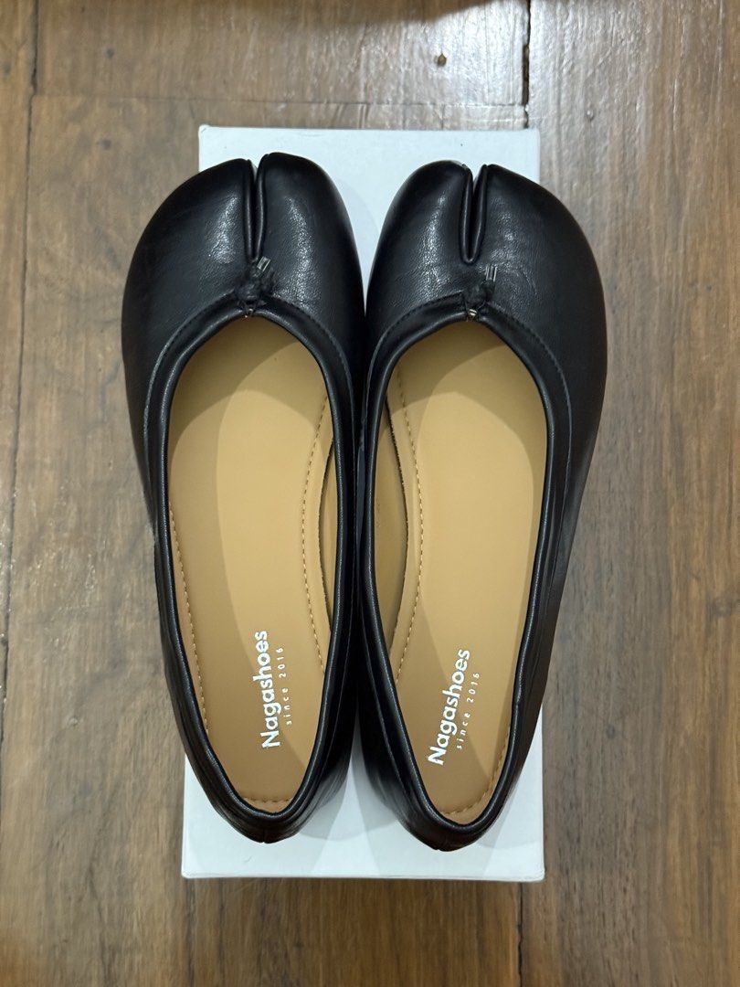 Tabi Ballet Flats (Category: Flats & Sandals) located in Pasig City. Submitted by mxvxt (Listing ID 1467414415, Image 1). Description: 〰 black, size 40 〰 comes with original box and two branded dust bags 〰 used once 〰 cushioned insoles for all-day wear — super comfy and goes with any outfit! 〰 similar to maison margiela tabis 〰 rfs: not my size :(.
