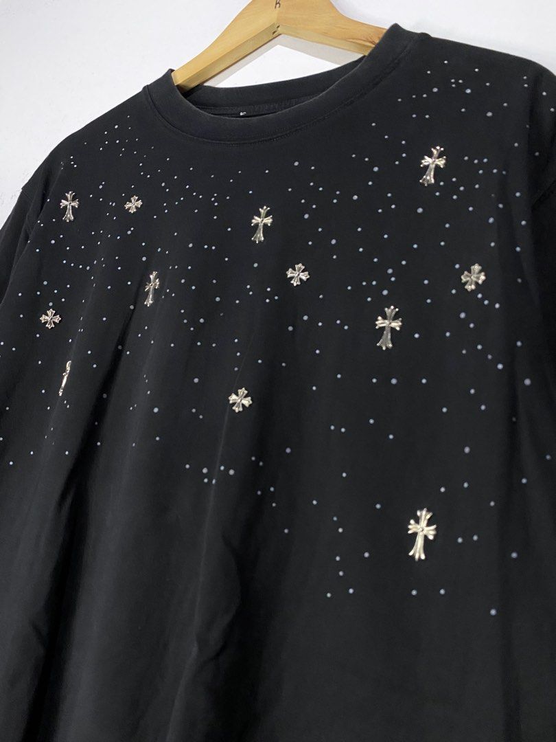TAHIRT (Category: Tshirts & Polo Shirts ) located in Jaen. Submitted by oshimamark58418 (Listing ID 1467515574, Image 3). Description: - Color: Black - Size: L - Design: Starry dot pattern with metallic silver cross hardware accents on front and back - Fit: Classic short-sleeve crewneck - Condition: Excellent pre-loved condition - Ideal for: Streetwear, casual daily wear, and OOTDs.